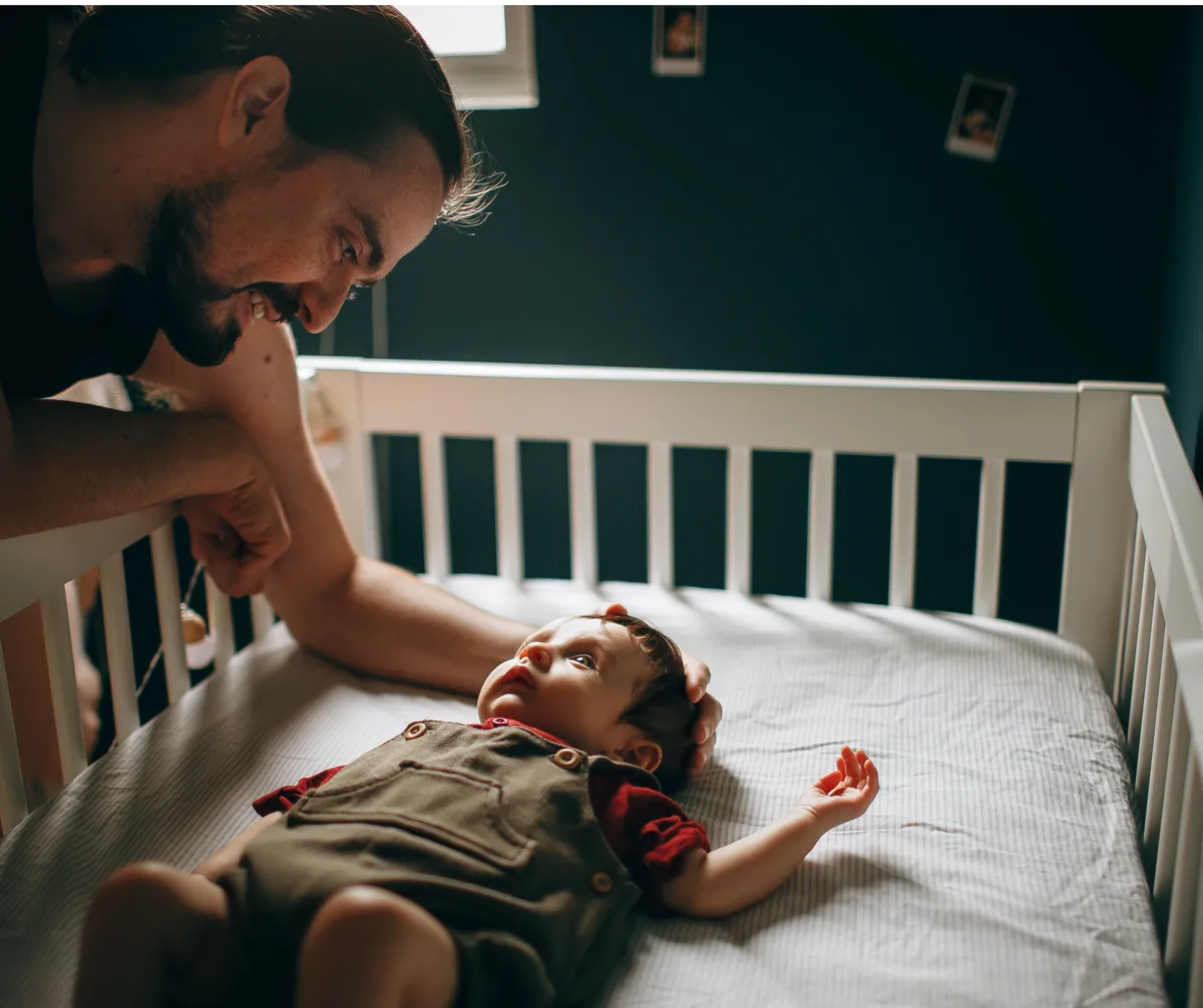 Papá acostando a su bebé para dormir