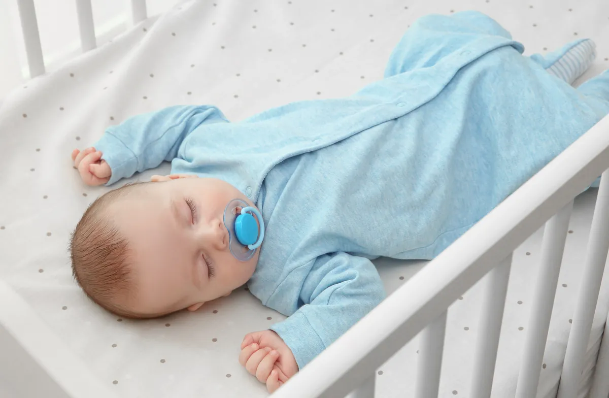 Bebé durmiendo tranquilo en su cuna