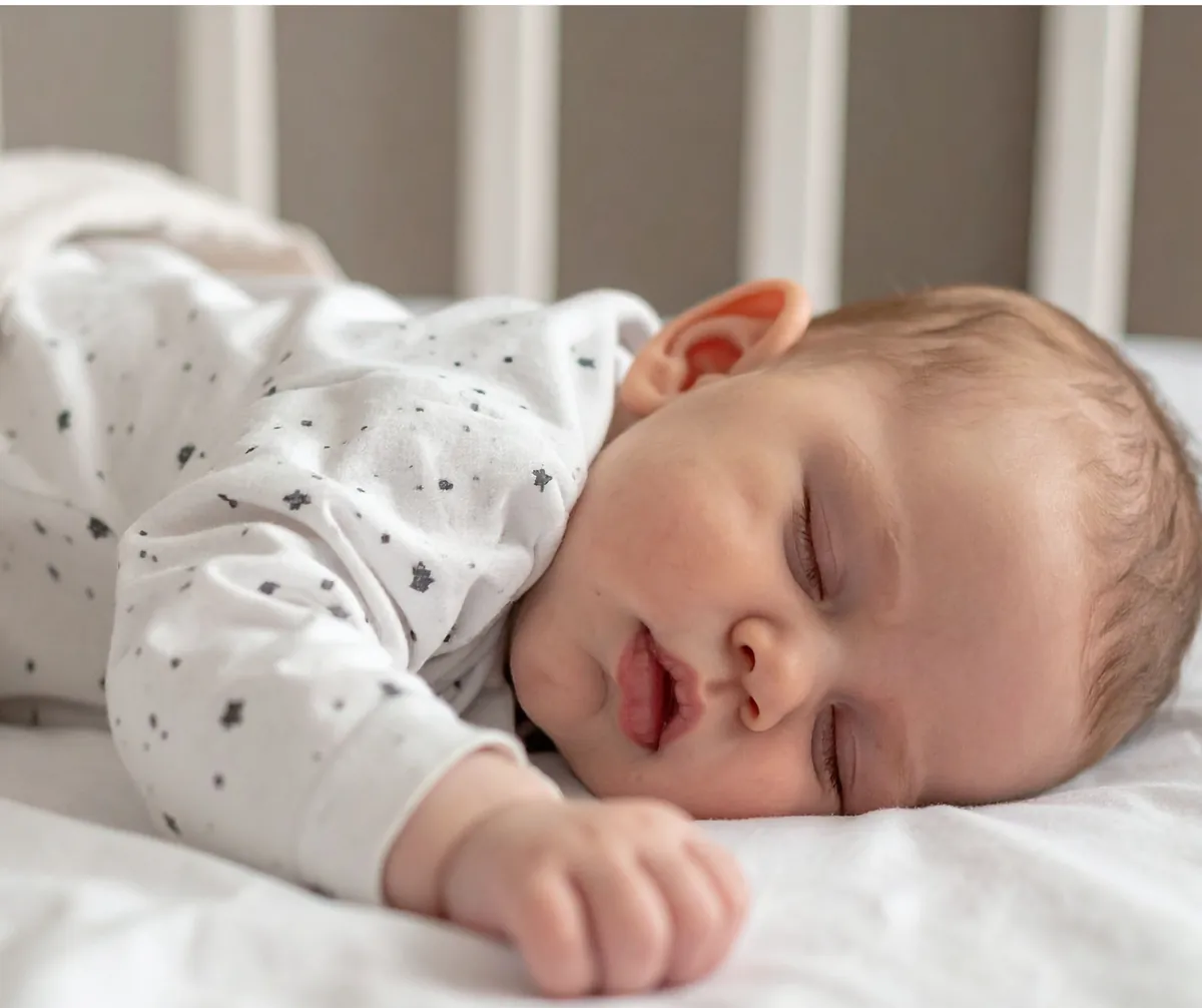 bebé durmiendo la siesta en la cuna