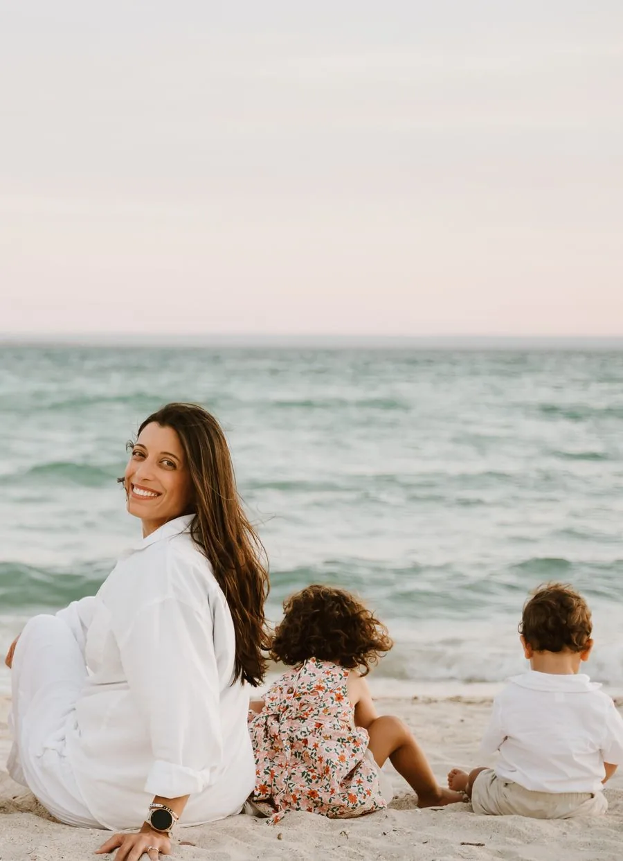 Paula Videtta con sus hijos en la playa